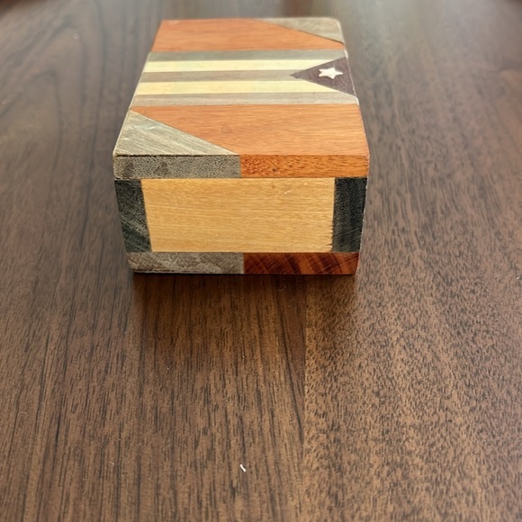 Wooden keepsake box from Cuba - Picture 5 of 10